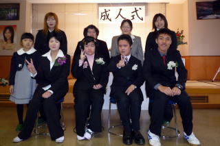 新成人の四人と保護者の方と・・