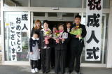 玄関前でも、はい、パチリ・・