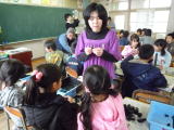 小学生に一生懸命説明する利用者のMさん・・